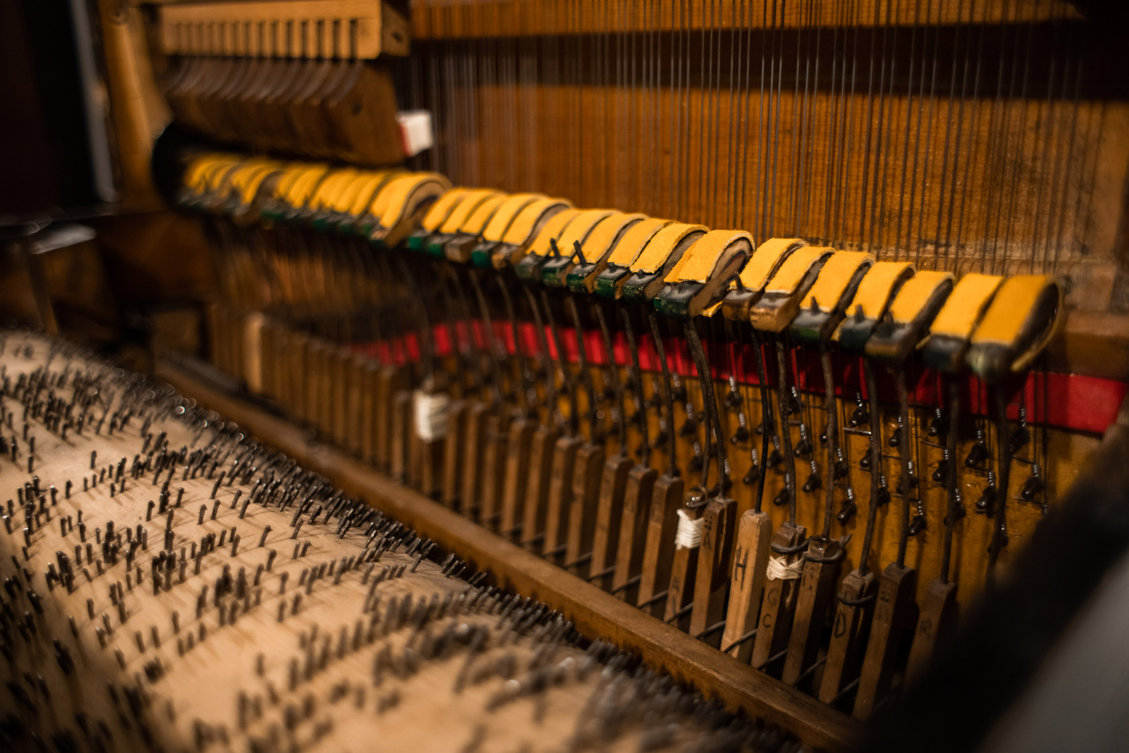 photo of player piano with deapth of field